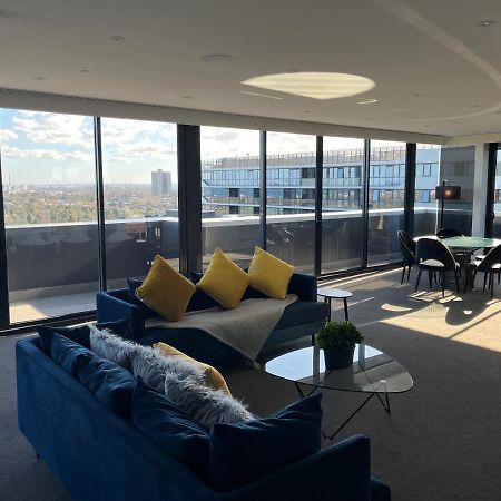 Hotel The Kinson Melburne Exterior foto The living room of a three-bedroom apartment