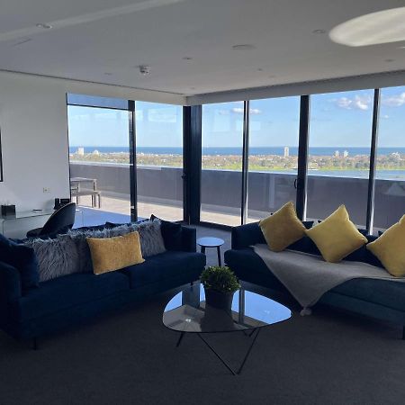 Hotel The Kinson Melburne Exterior foto The living room of a three-bedroom apartment at The Beacon