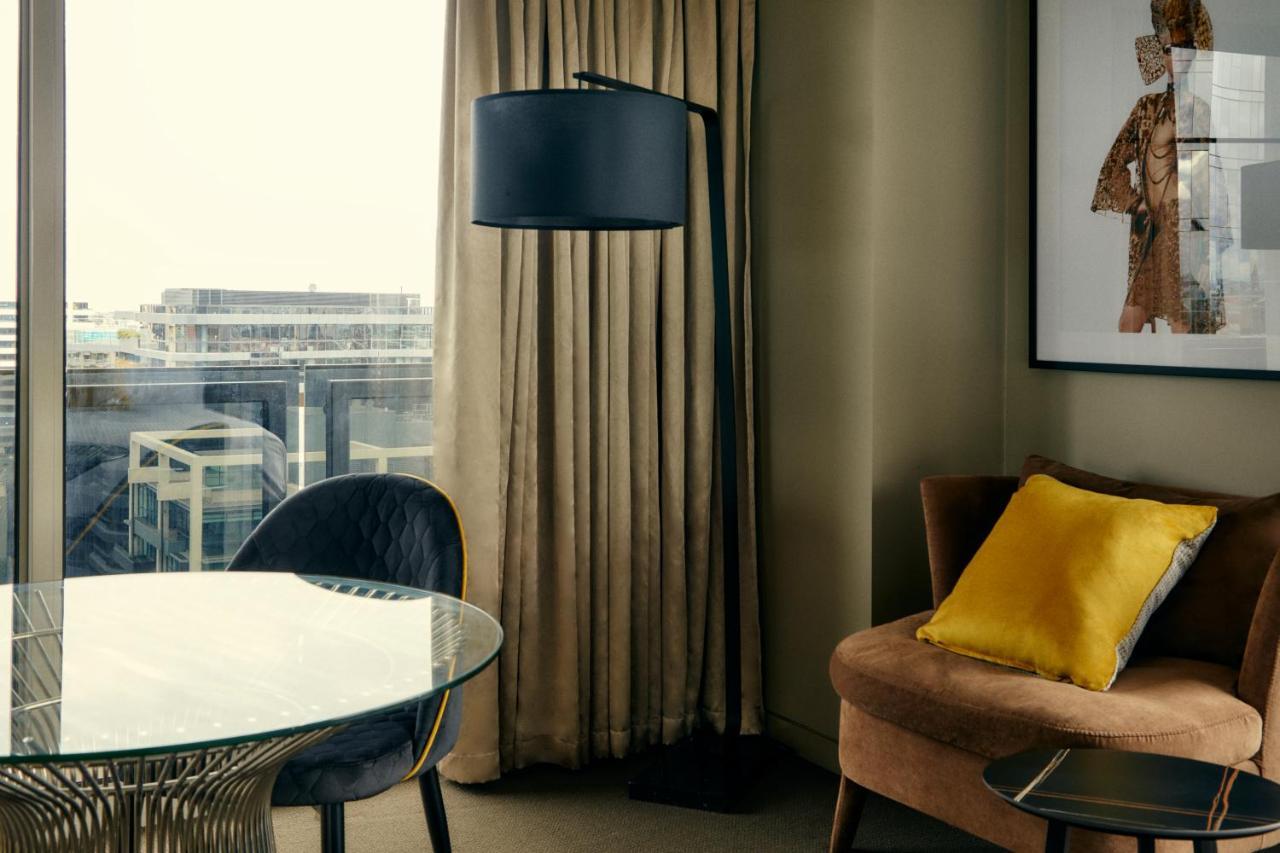 Hotel The Kinson Melburne Exterior foto A floor lamp