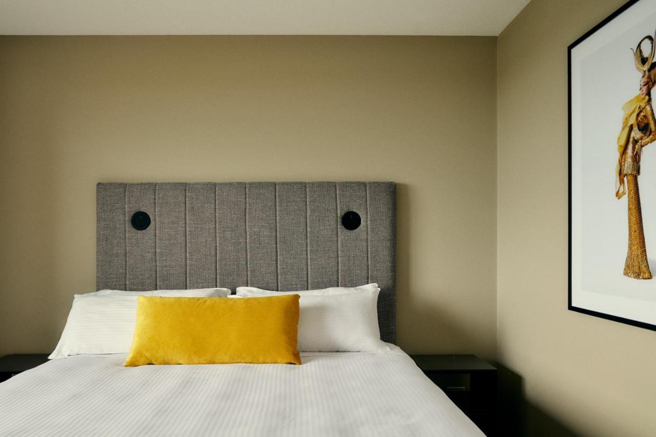 Hotel The Kinson Melburne Exterior foto A bedroom at the hotel