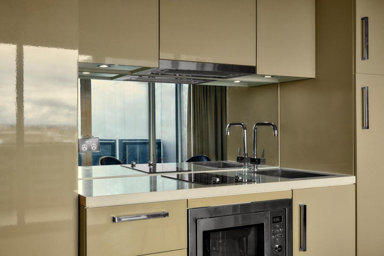 Hotel The Kinson Melburne Exterior foto A kitchen with a built-in microwave oven