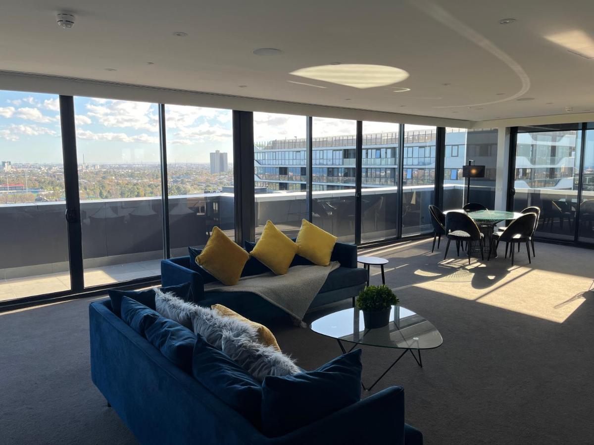 Hotel The Kinson Melburne Exterior foto The living room of a three-bedroom apartment