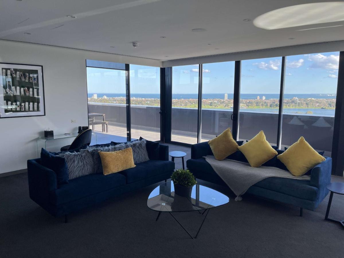 Hotel The Kinson Melburne Exterior foto The living room of a three-bedroom apartment at The Beacon