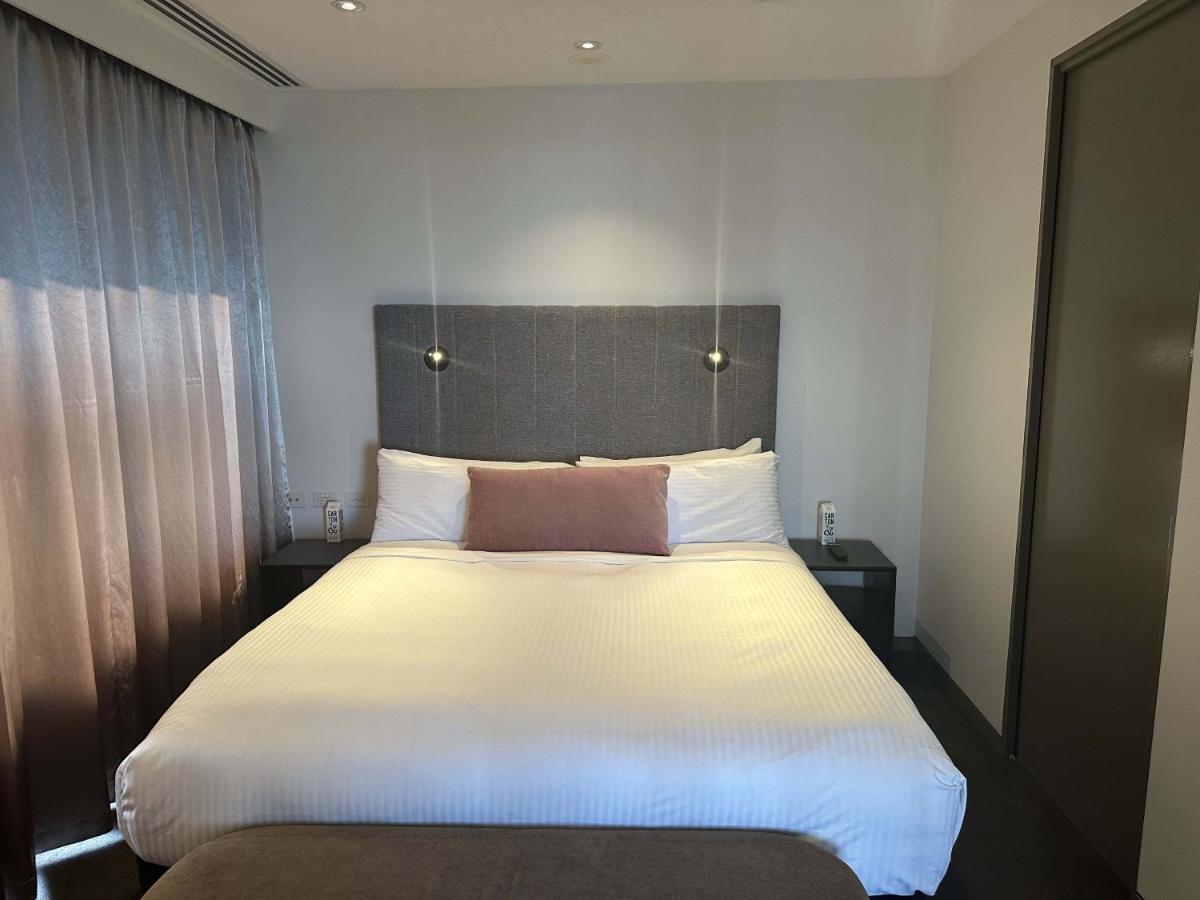 Hotel The Kinson Melburne Exterior foto A bedroom at the hotel