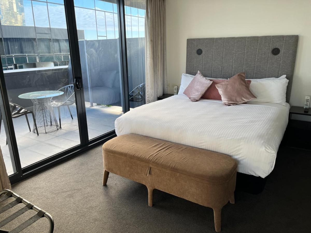 Hotel The Kinson Melburne Exterior foto A bedroom at the hotel